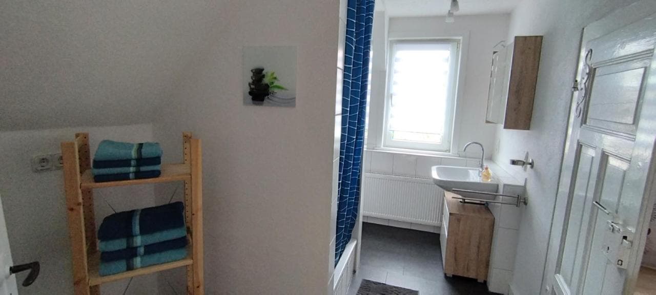 Bad mit Toilette, Waschbecken und Dusche