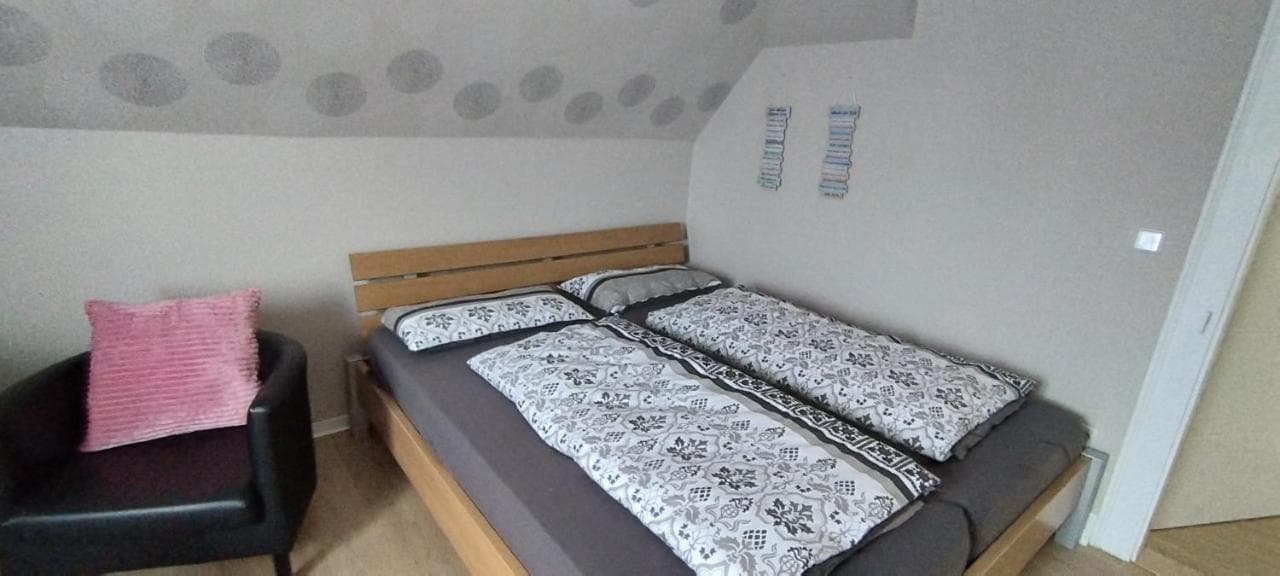 Doppelbett im Schlafzimmmer